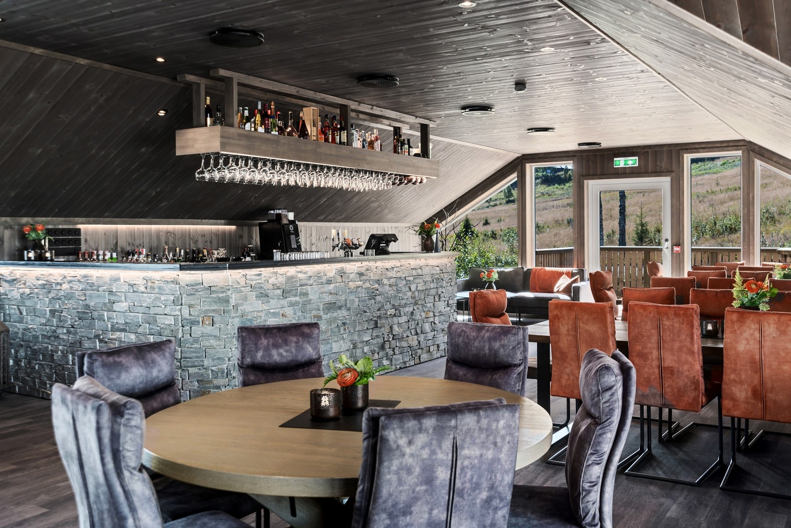 Nederst i bakken er det servering både inne og ute. Åttekanten er et hyggelig samlingspunkt med servering. Her er det også arrangementer som høstfest og show. Galleribilde