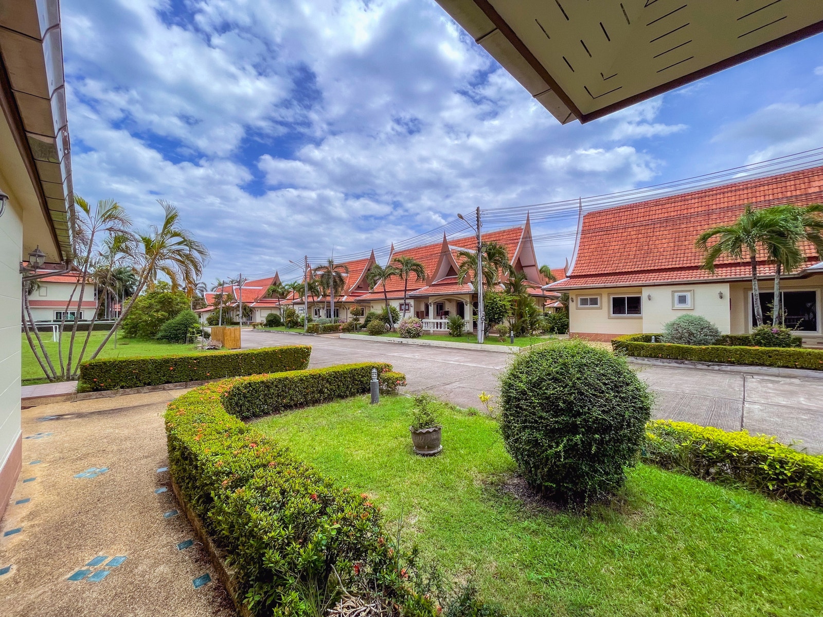 Innkjøring, bilopp stillings plass og inngangsparti Galleribilde