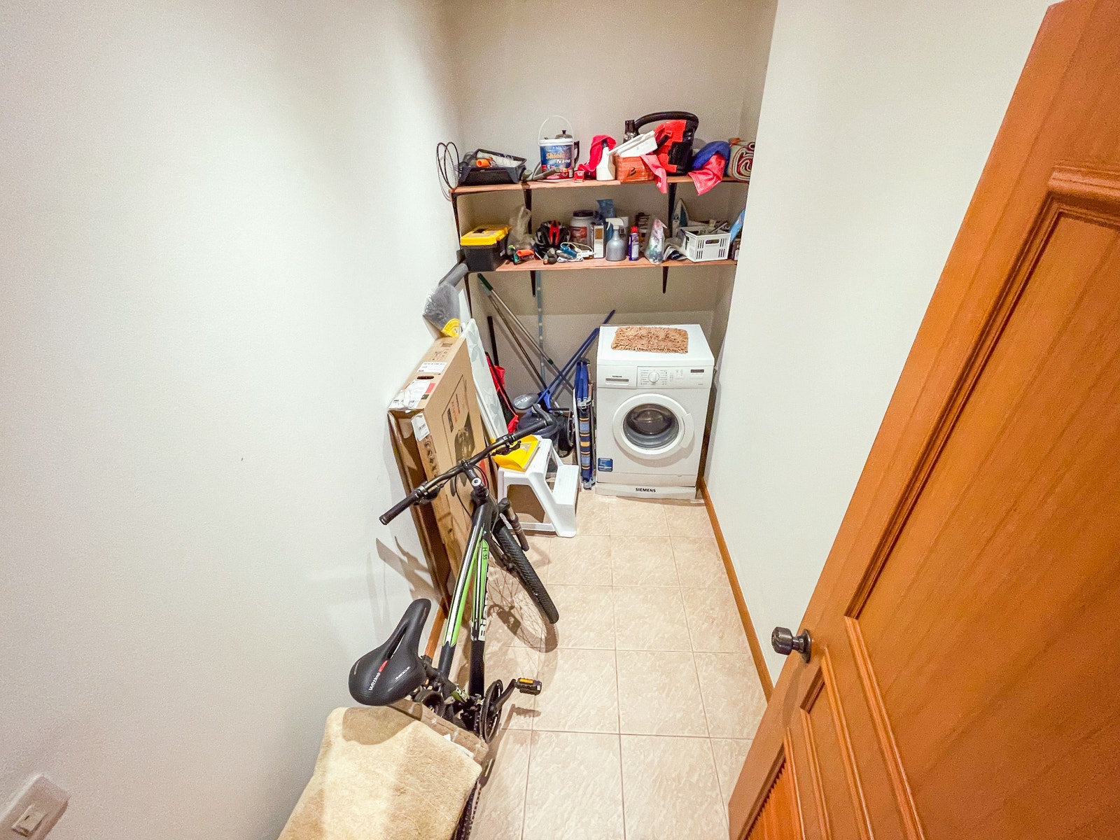 Innvendig bod med vaskemaskin Galleribilde