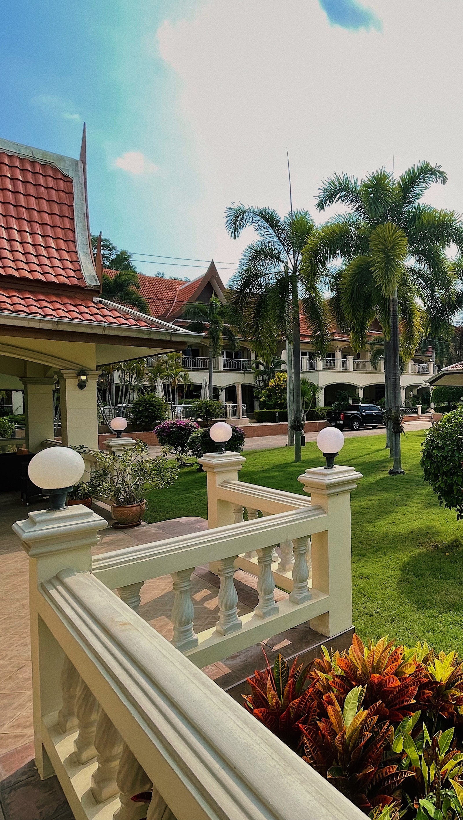 Stor utbygget terrasse hvor også taket er bygget ut Galleribilde