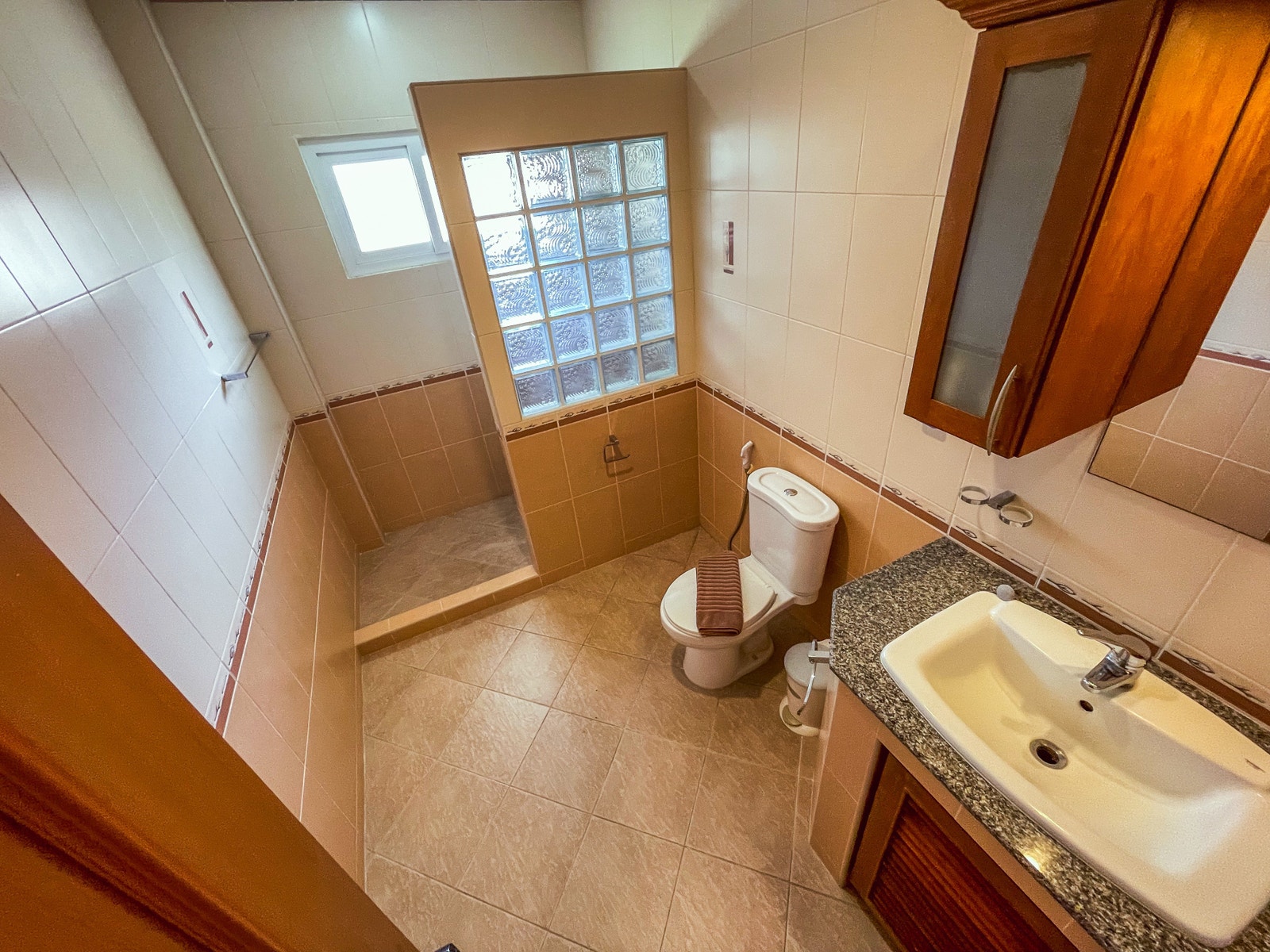 Felles bad/ wc med inngang fra gang. Galleribilde