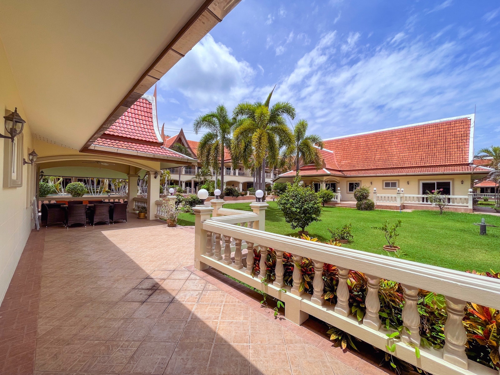 Stor utbygget terrasse hvor også taket er bygget ut Galleribilde