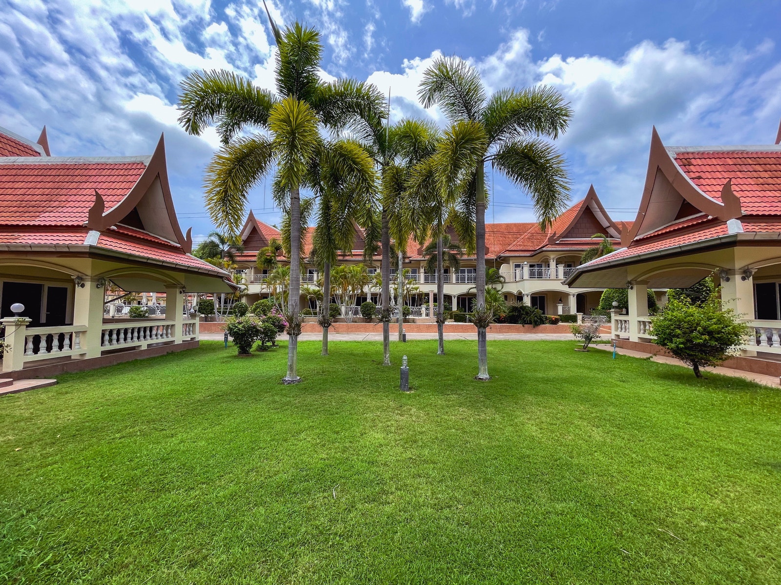 Villa H35 til venstre på bildet.
Villa H35 ligger meget flott, usjenert og solfylt plassert med direkte utgang til resorten sitt aktivitets område og 10m fra saltvanns svømmebasseng. Galleribilde