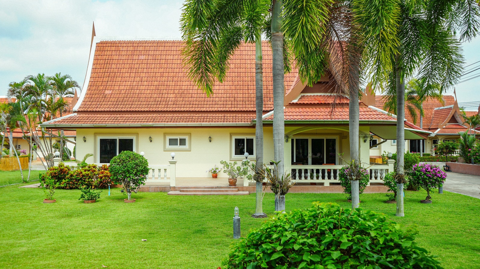 Ligger solrikt, åpent og usjenert til på resorten Galleribilde