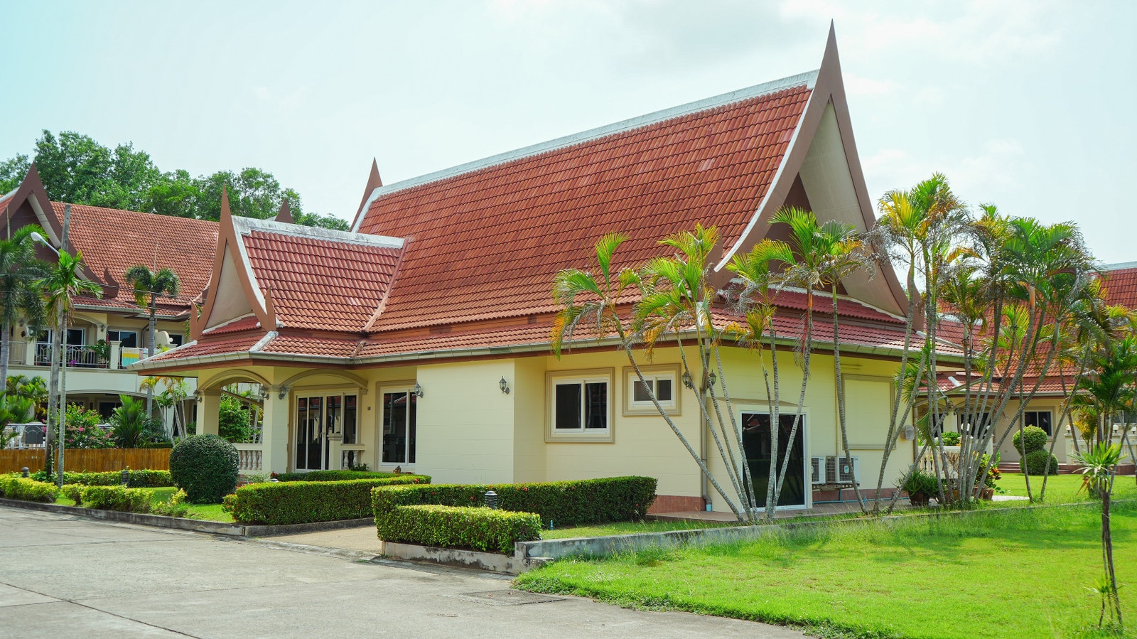 Ligger solrikt, åpent og usjenert til på resorten Galleribilde