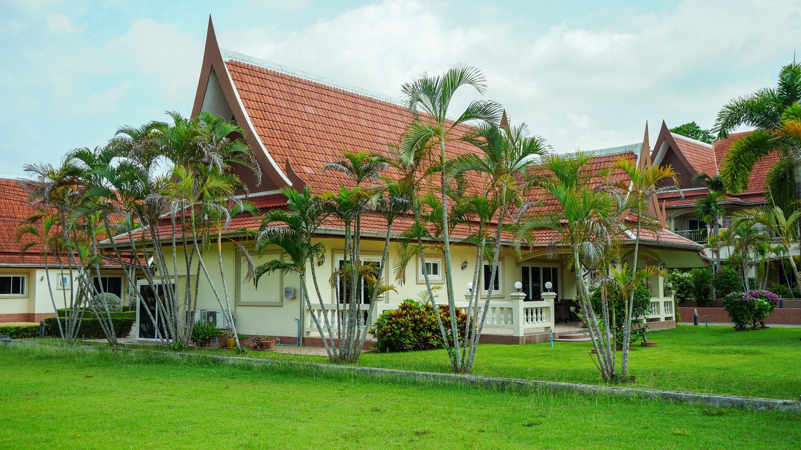 Ligger solrikt, åpent og usjenert til på resorten Galleribilde