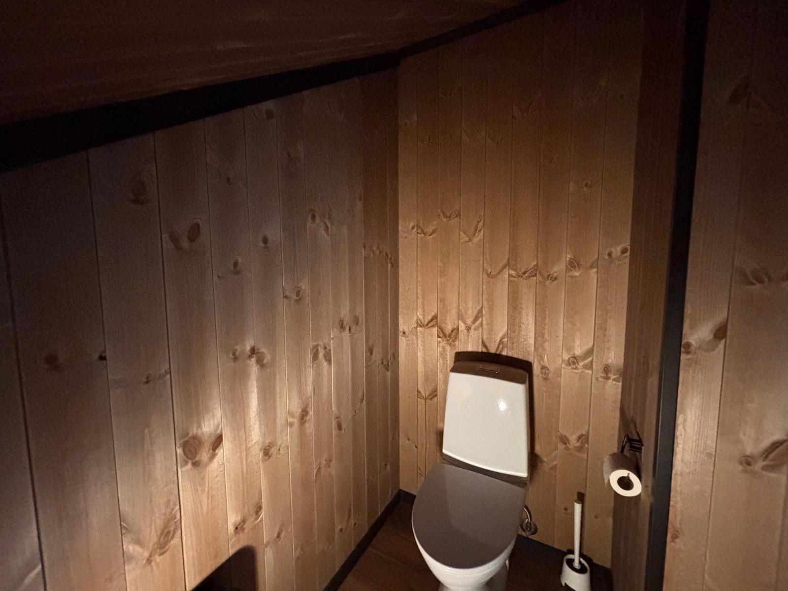 Toalettrom i loftsetasje Galleribilde