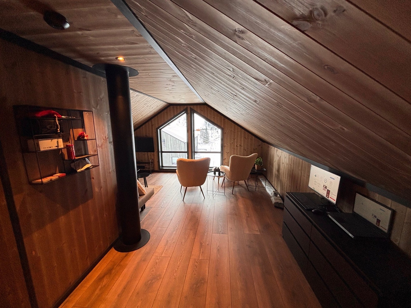 Loftsetasje med stue, plass til hyttekontor, to soverom og toalettrom Galleribilde