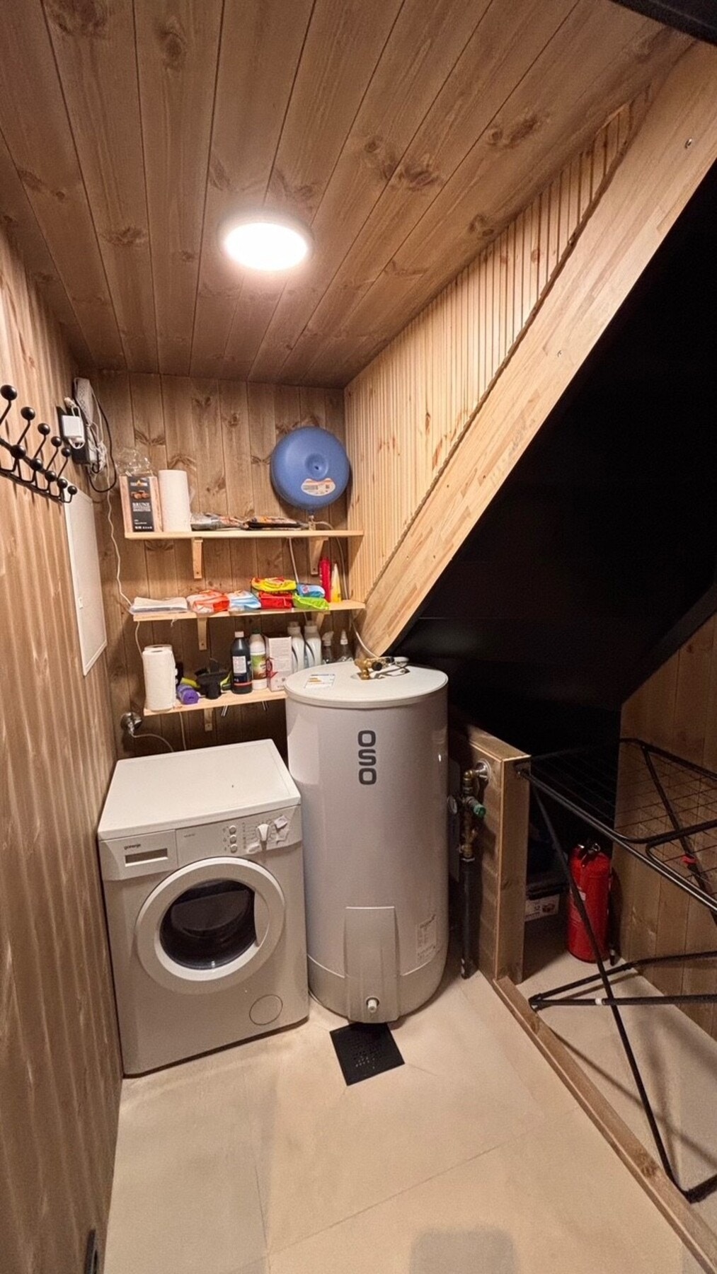 Vaskerom/bod under trapp Galleribilde