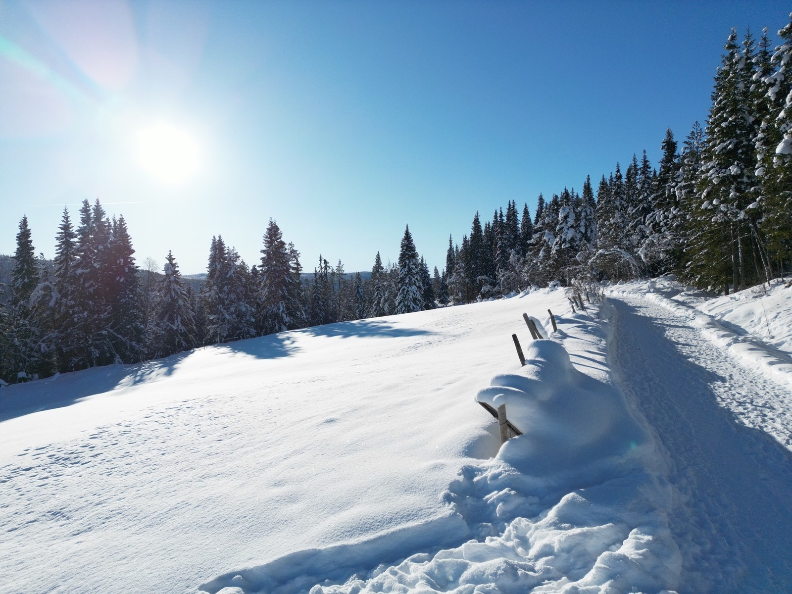 Veien til eiendommen er en populær tursti Galleribilde