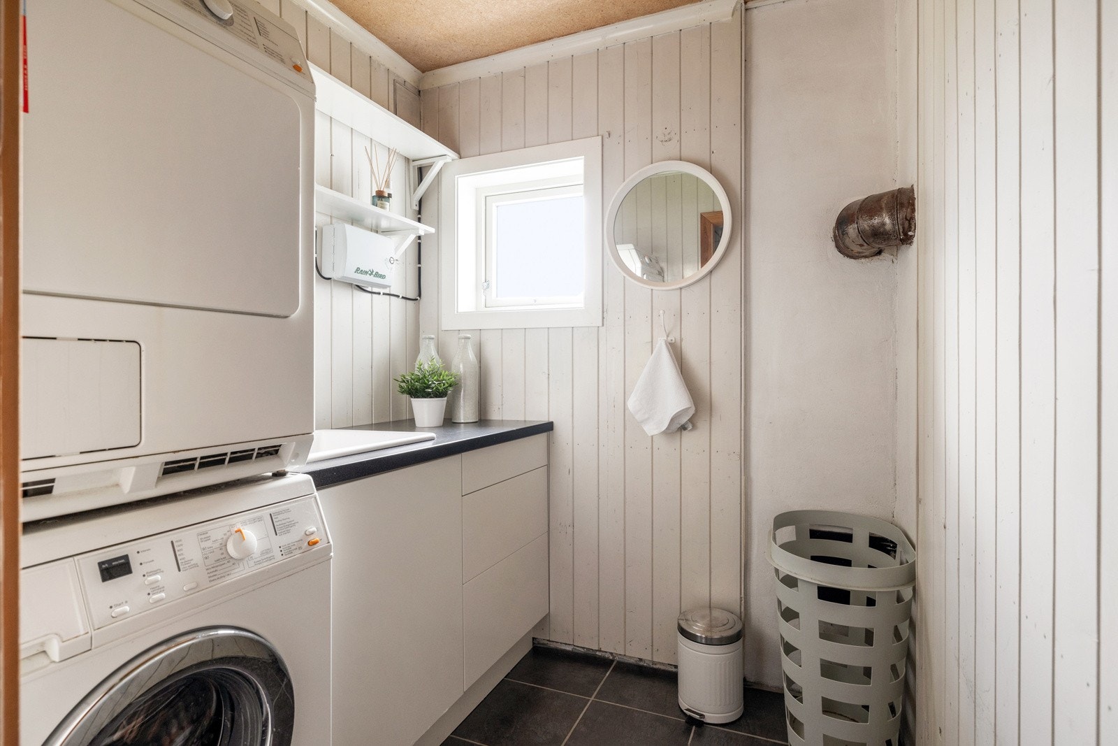 I underetasjen finner du også et praktisk tørkerom og flerbruksrom, som idag benyttes til vaskerom Galleribilde