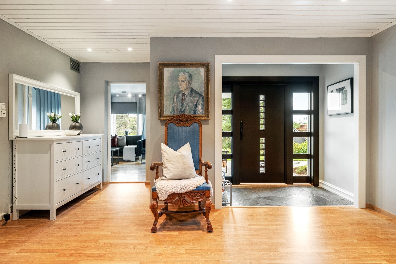 Fra inngangspartiet kommer du inn i en entré som fører ut i en stor hall, med stor garderobe, hvor sko, yttertøy og utstyr kan ryddes pent bort Galleribilde