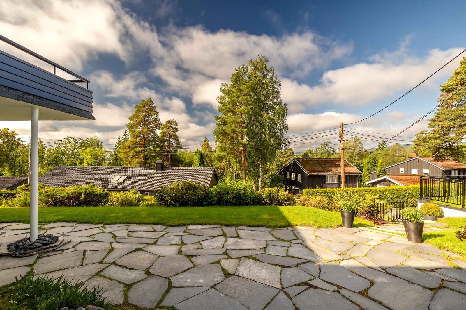 Tomten er på over 1 mål og byr på flere innbydende uteplasser i ulike soner som gjør det enkelt å nyte de gode solforholdene Galleribilde