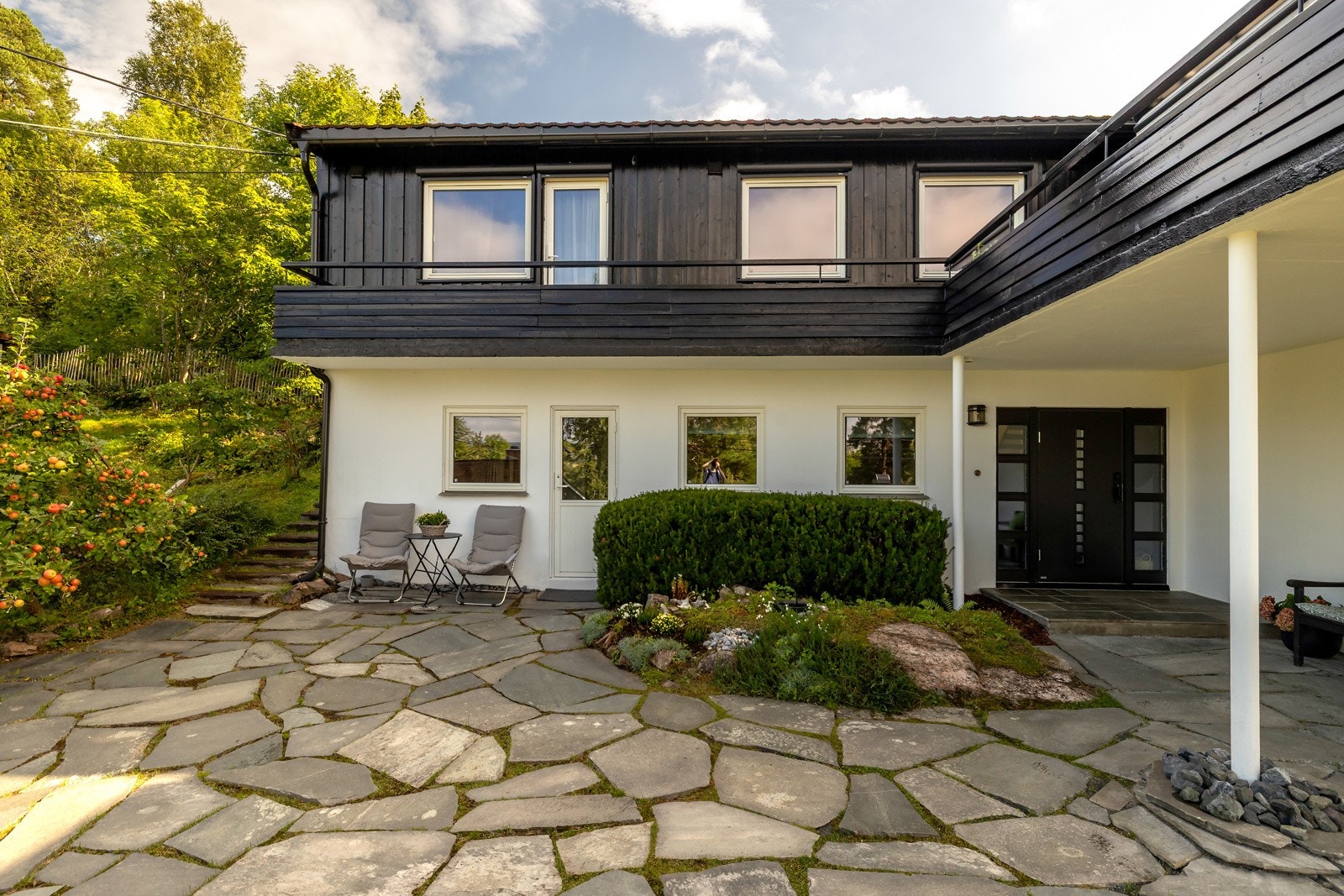 Huset har et hyggelig, overbygget inngangsparti belagt med skifer Galleribilde