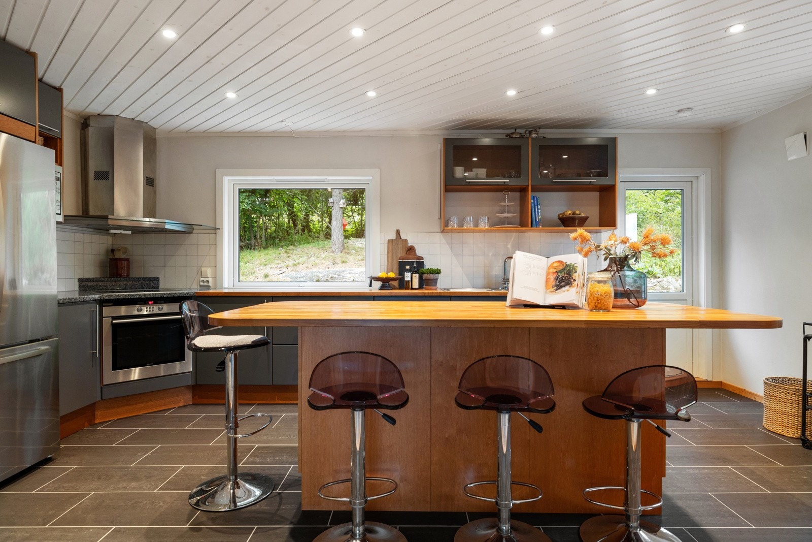 Huset har et stort kjøkken med masse skap- og benkeplass Galleribilde