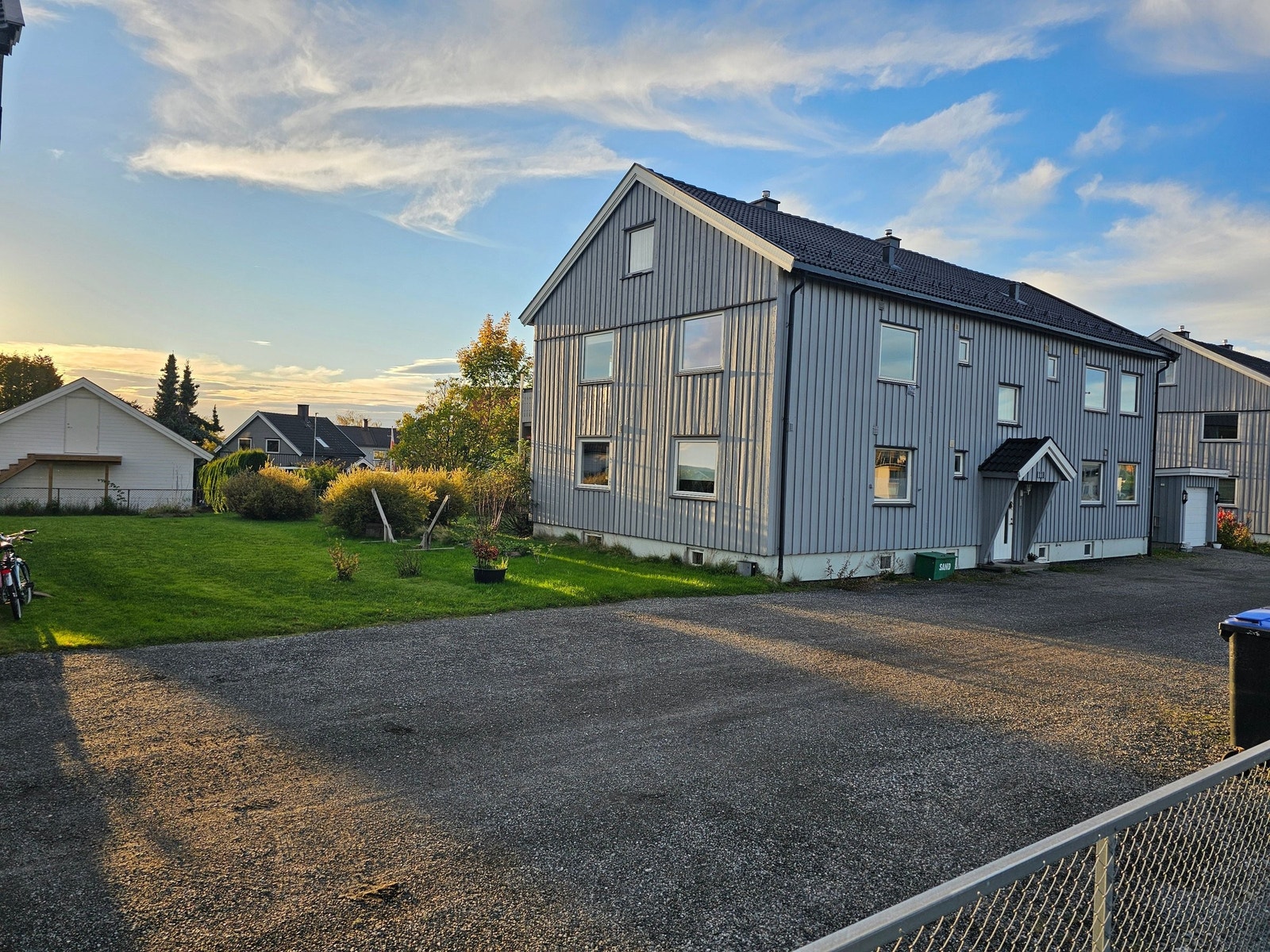Utsikten over hagedelen fra gårsdplassen Galleribilde