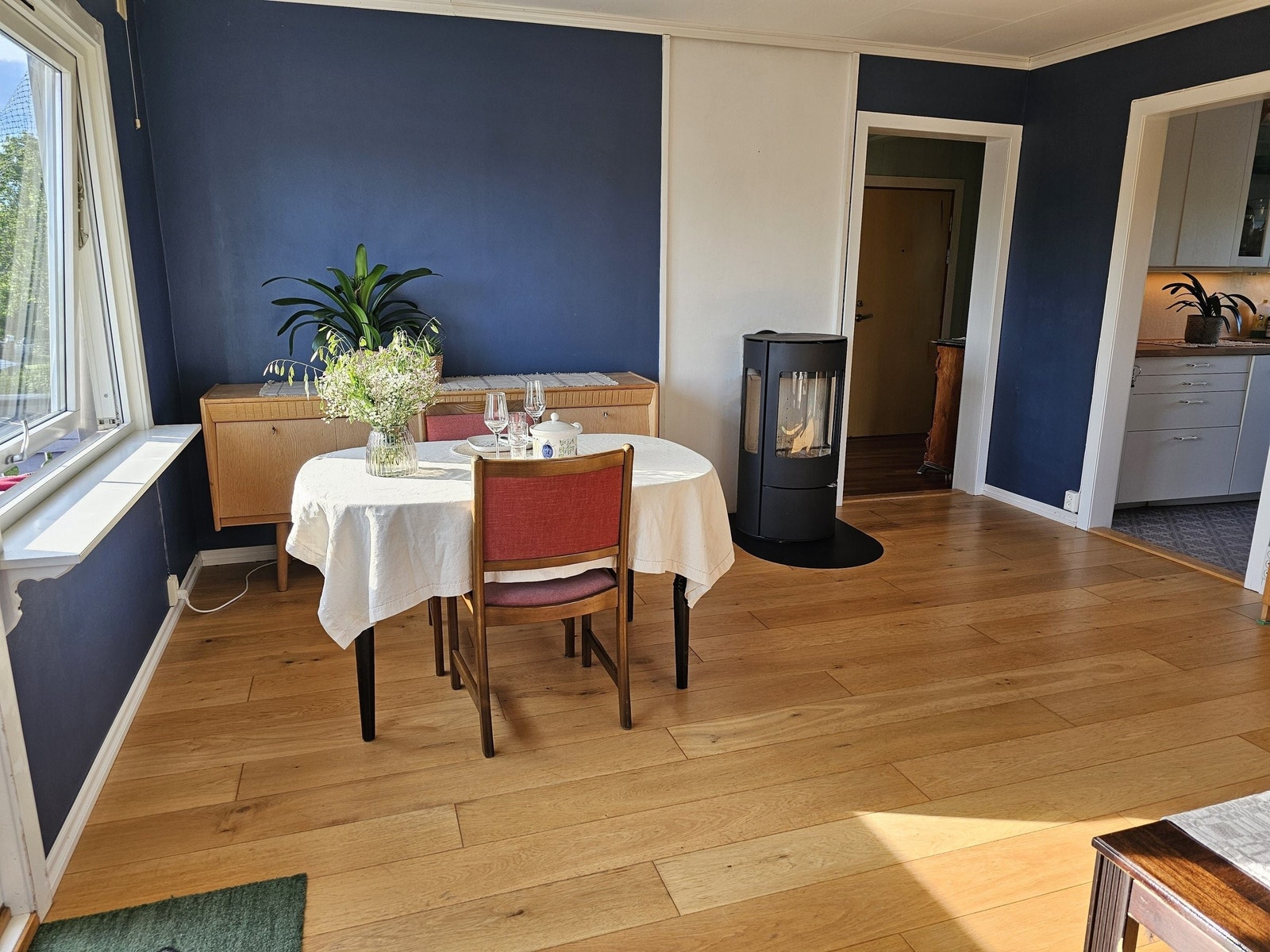 Ildsted installert i 2021 gir god varme til hele leiligheten på kalde dager Galleribilde