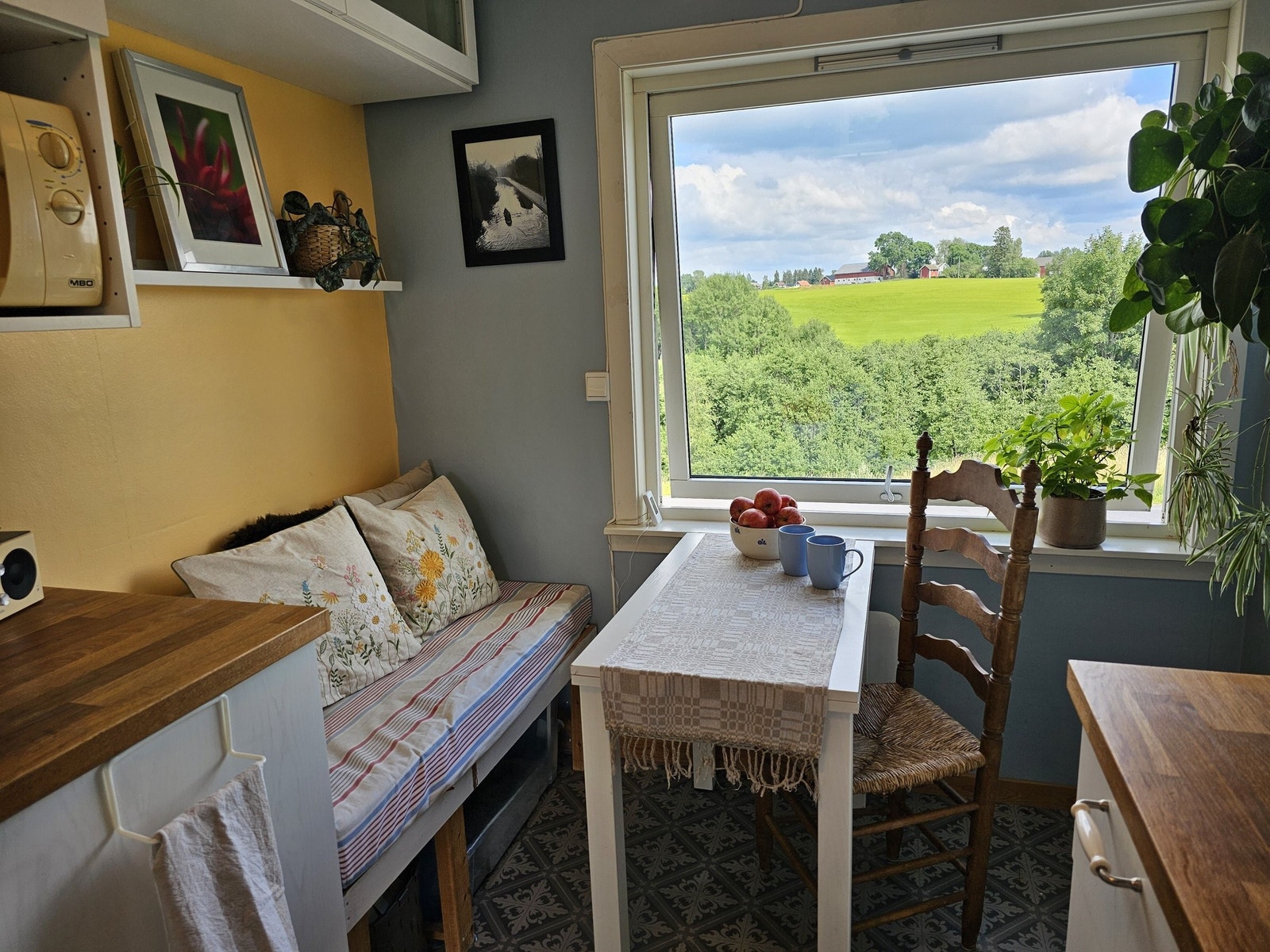 Frokostkrok på kjøkkenet, plassbygd sittebenk kan følge leiligheten om ønskelig. Galleribilde