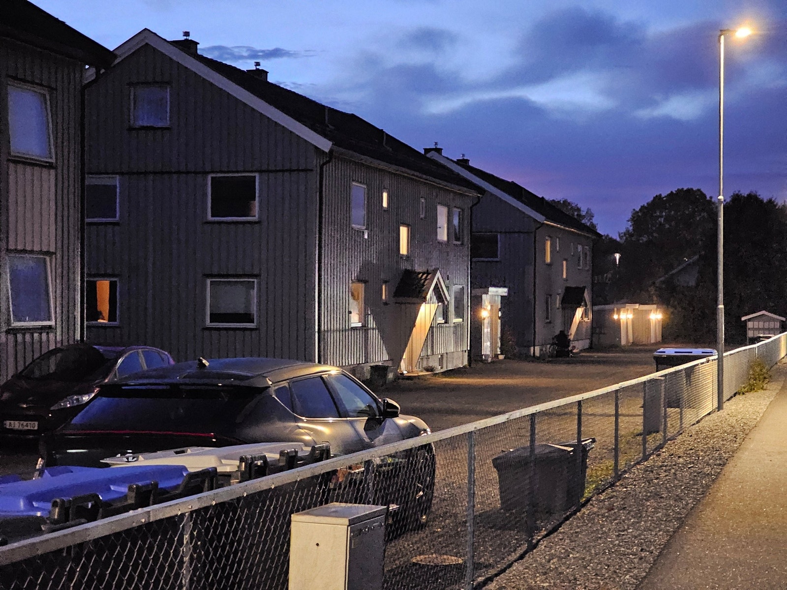 Godt opplyst gate og bredt fortau utenfor huset, så de 900 m å gå til Askim sentrum og togstasjonen kjennes trygg ut også i mørke morgentimer på høst og vinter. Galleribilde