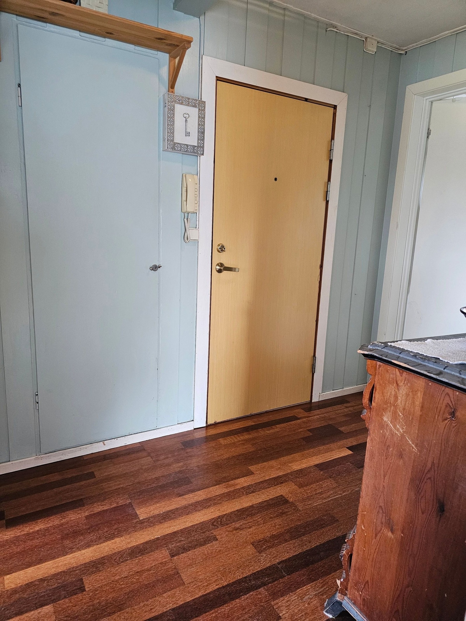 I entreen har man et meget praktisk og romslig skap med plass til jakker og sko, rett ved inngangsdøren. Galleribilde