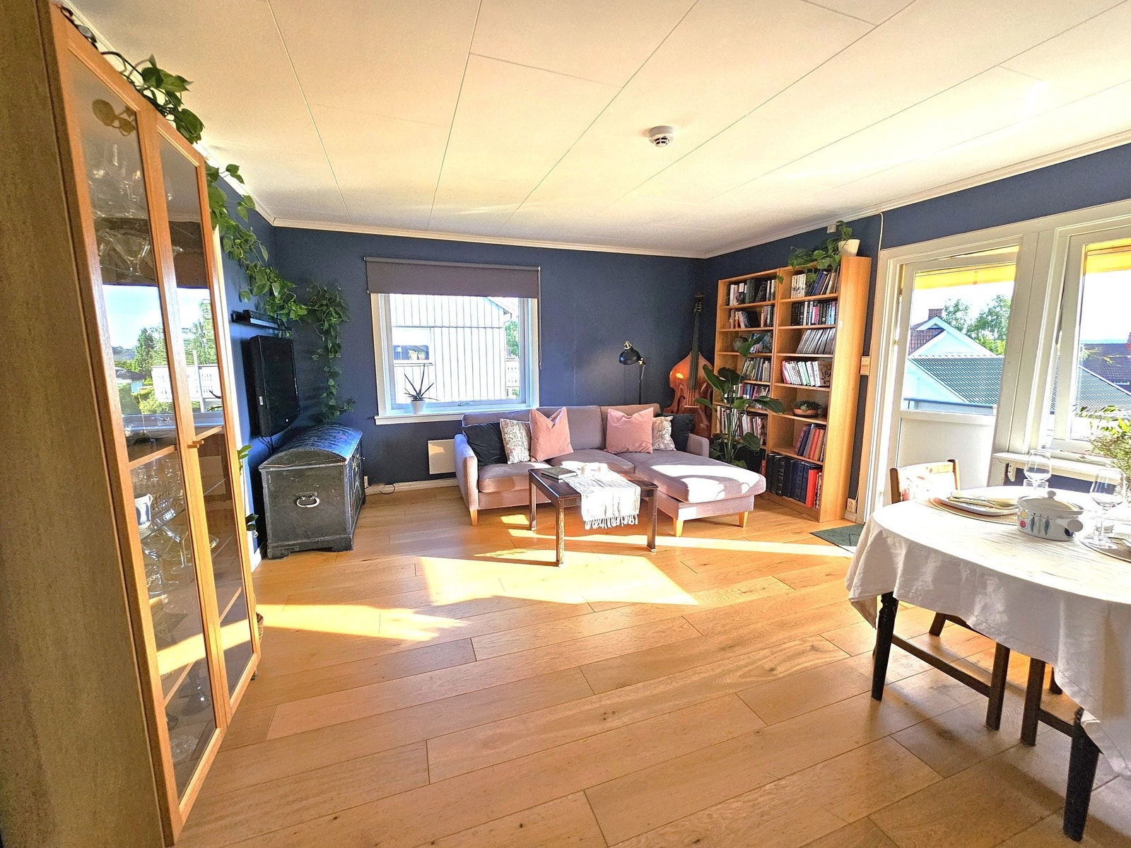 Romslig stue med utgang til vestvendt balkong med god utsikt til solnedgangen. Galleribilde