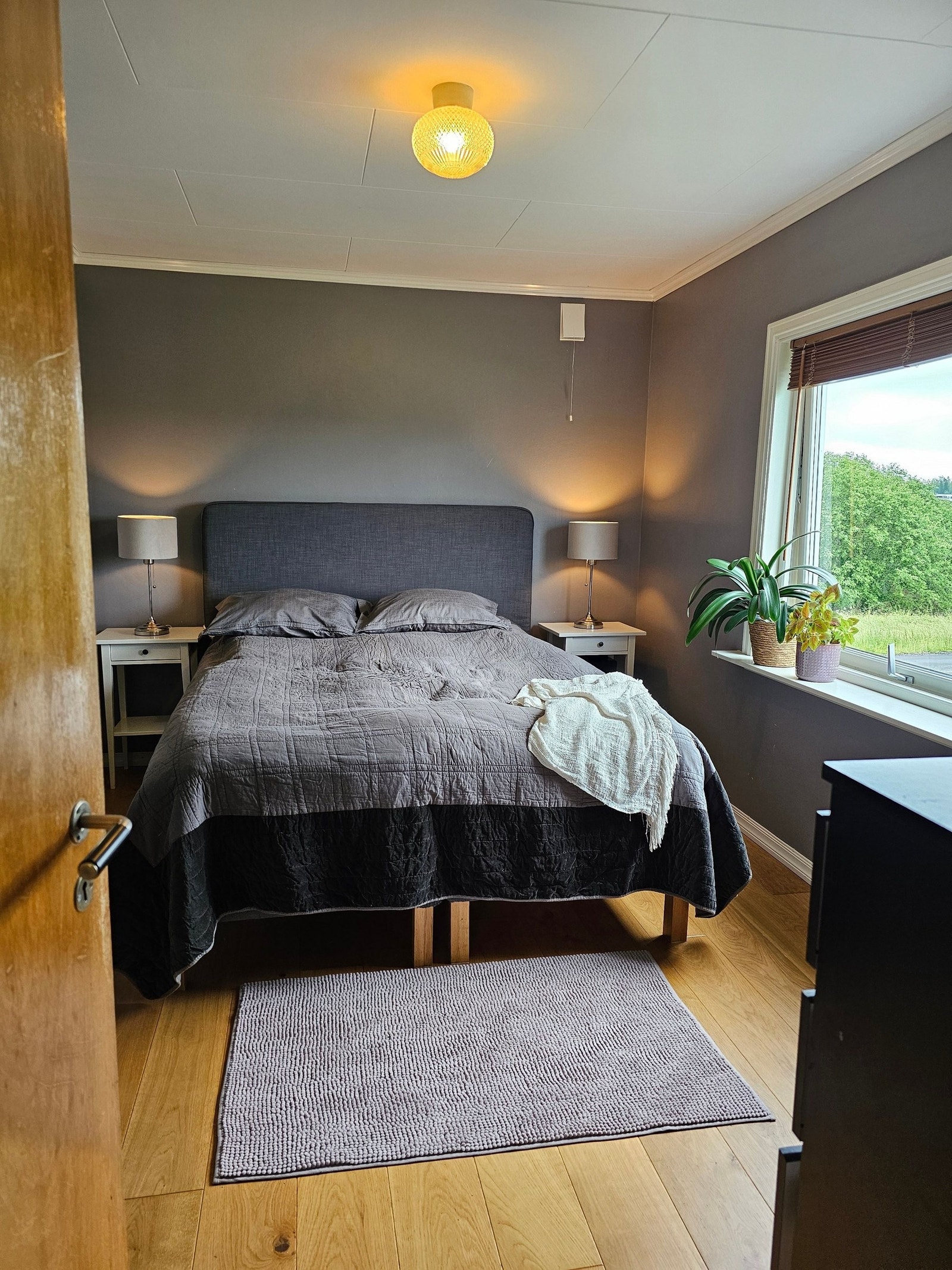 Det største soverommet er sørvendt. Vinduet ble byttet ut ca 2022. Persiennene følger med. God plass til 180 cm-seng og klesoppbevaring. Galleribilde