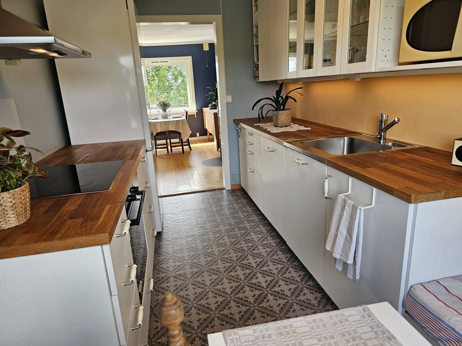 Utsikt gjennom kjøkkenet mot stuen Galleribilde