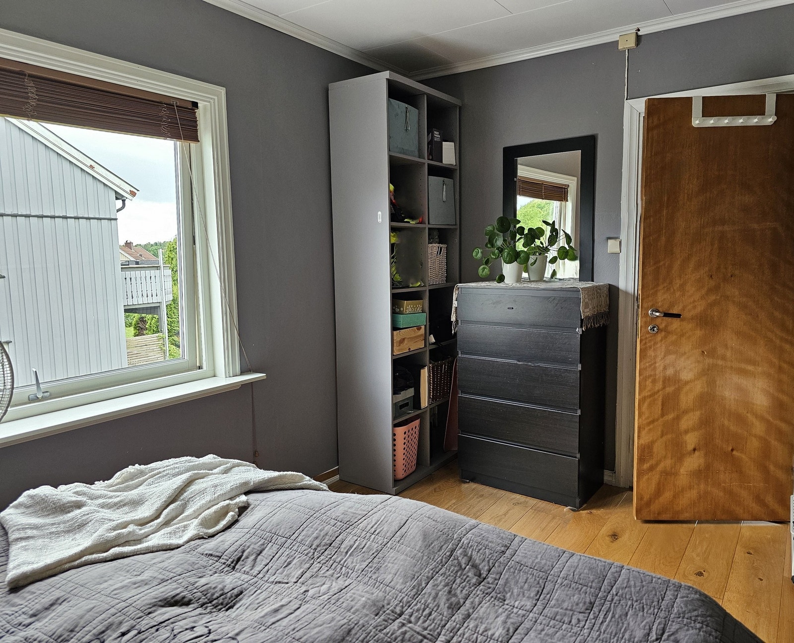 Stort soverom, mot dør mot stue. Galleribilde