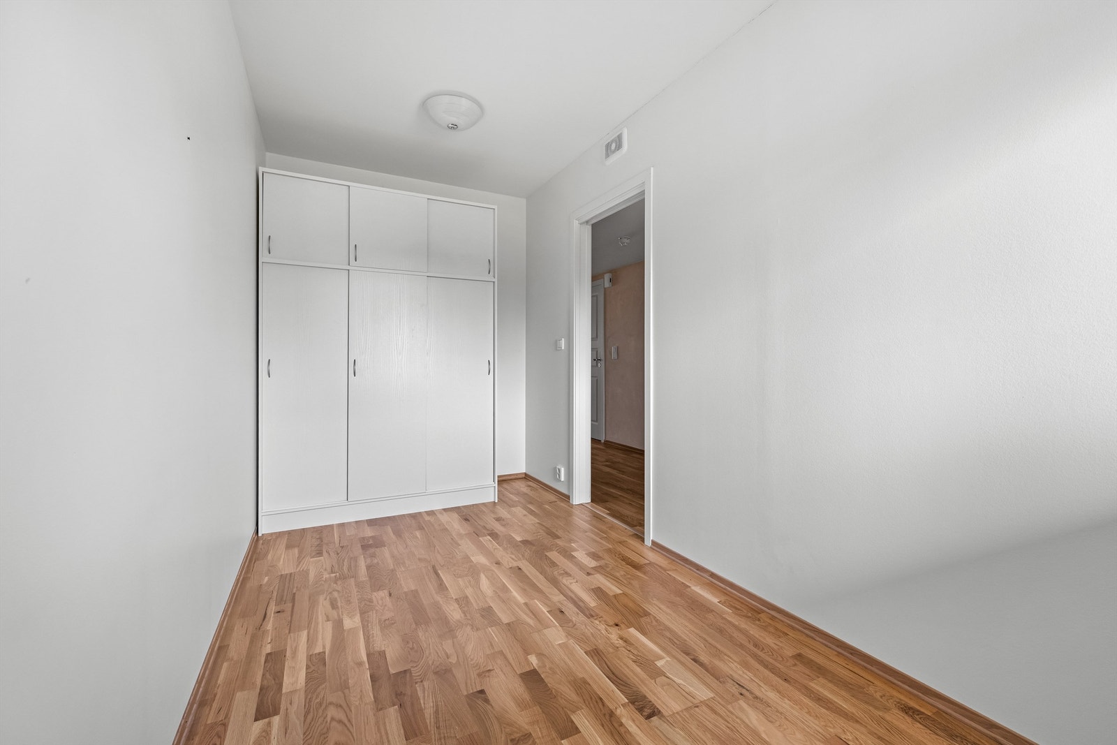 Soverom 2 har også plass til gardereobeskap Galleribilde