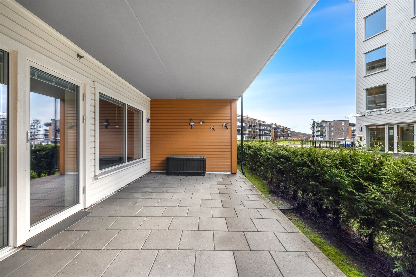 Romslig markterrasse som gir gode muligheter for nyte sommeren ute Galleribilde