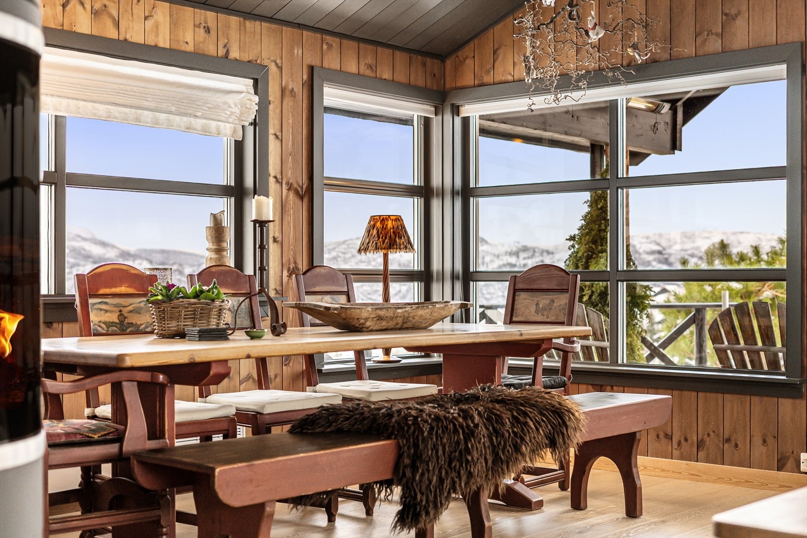 Den nydelige utsikten har du både fra spisebordet, sofagruppen, som kokk eller på terrassene og jacuzzien. Galleribilde