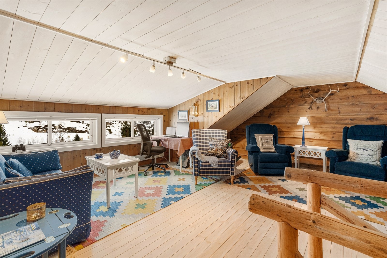 Plass til både gaming, hjemmekontor og tv-stue. Meget romslig loftstue og to soverom. Her kan ungdommen eller besøket trekke seg tilbake. Nydelig utsikt også her. Galleribilde