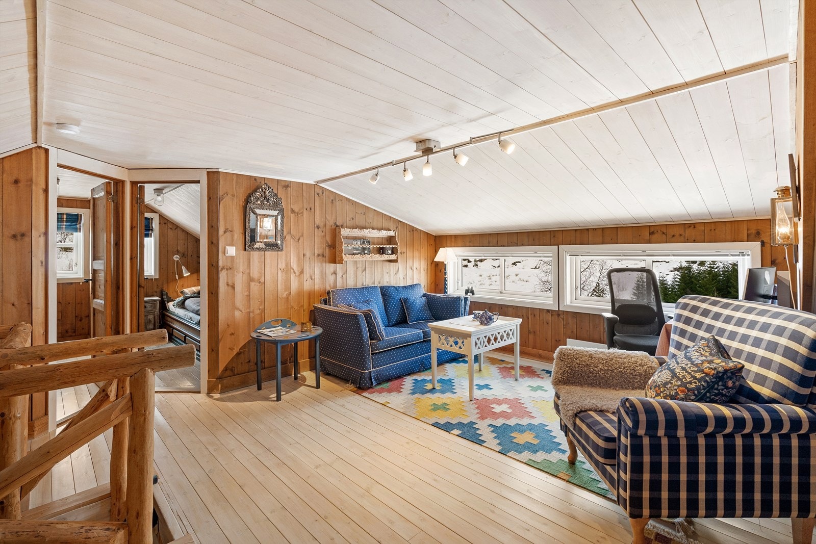 Plass til både gaming, hjemmekontor og tv-stue. Meget romslig loftstue og to soverom. Her kan ungdommen eller besøket trekke seg tilbake. Nydelig utsikt også her. Galleribilde