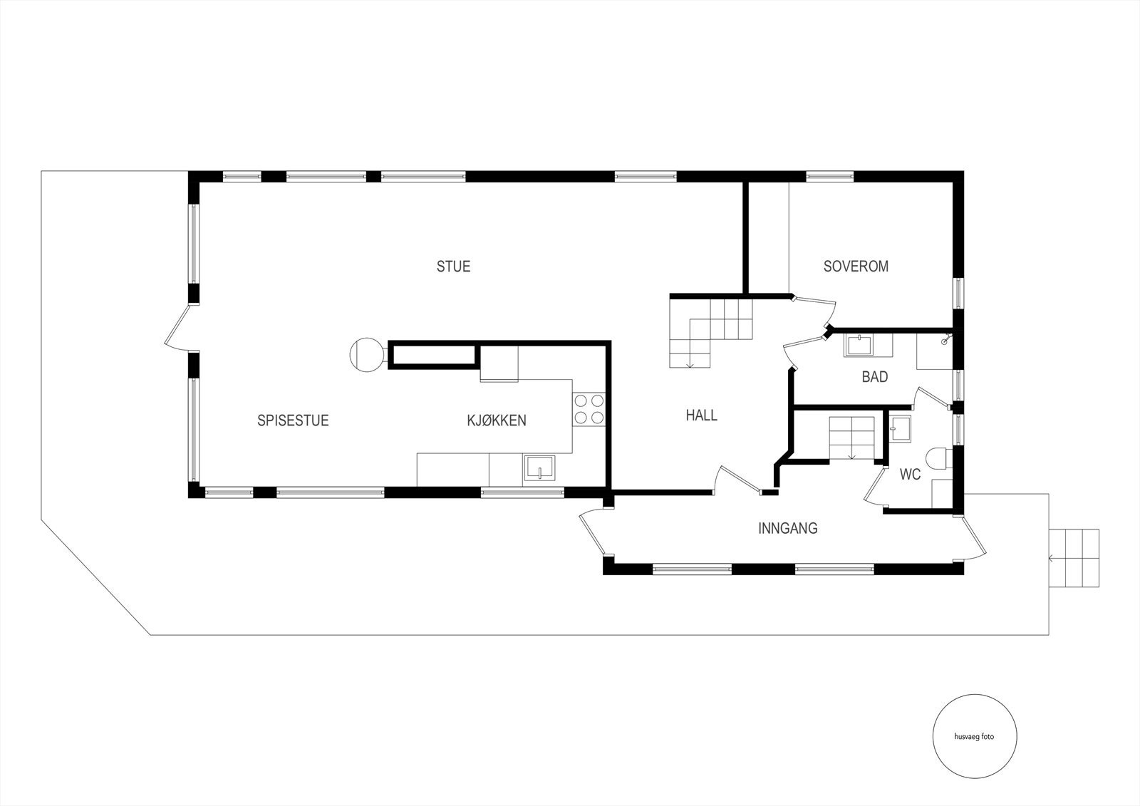 Hovedetasjen har fine avdelinger hvor oppholdsrom og soverom ikke forstyrrer hverandre. Galleribilde