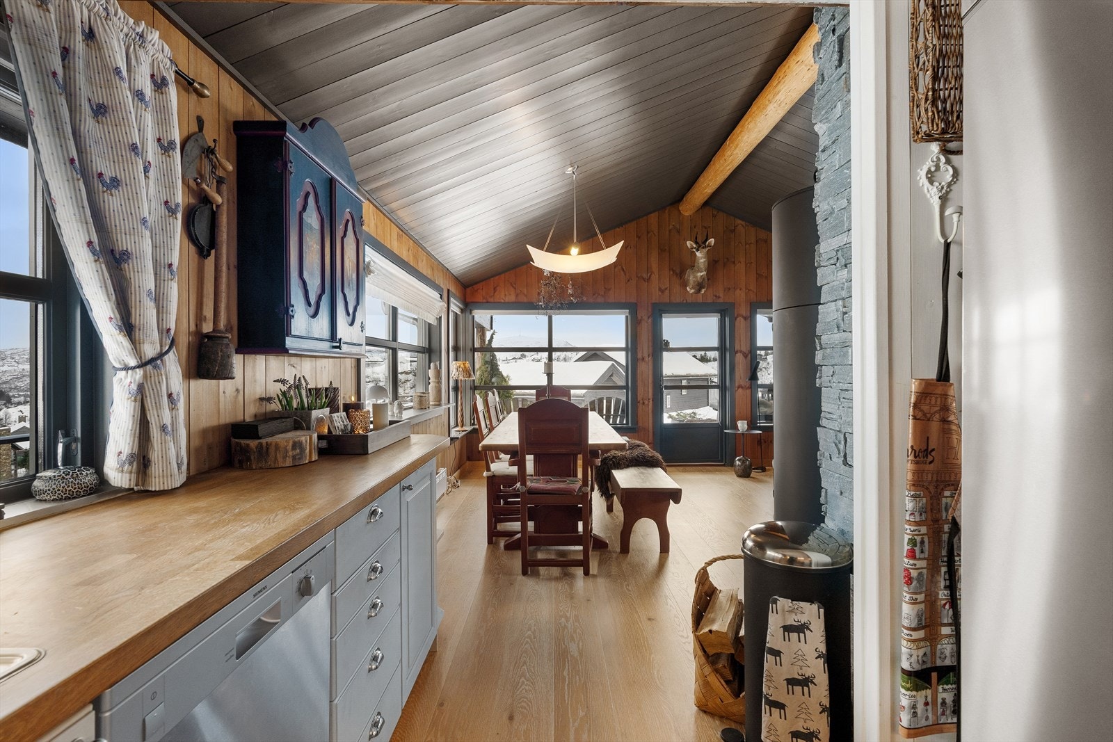 Fin flyt mellom kjøkken og spisesone. Soner for enhver anledning og plass til både familien i ulike grupperinger og besøk. Galleribilde