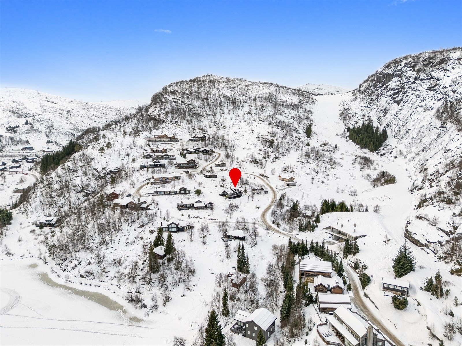 Bading like nedenfor og skitraseen få meter bortenfor. Dan Chruickshank presenterer: Innbydende, lun og svært godt plassert hytte m/luftig utsikt. Ski in/out. Kjør til døren. Flere soverom og stuer. Galleribilde