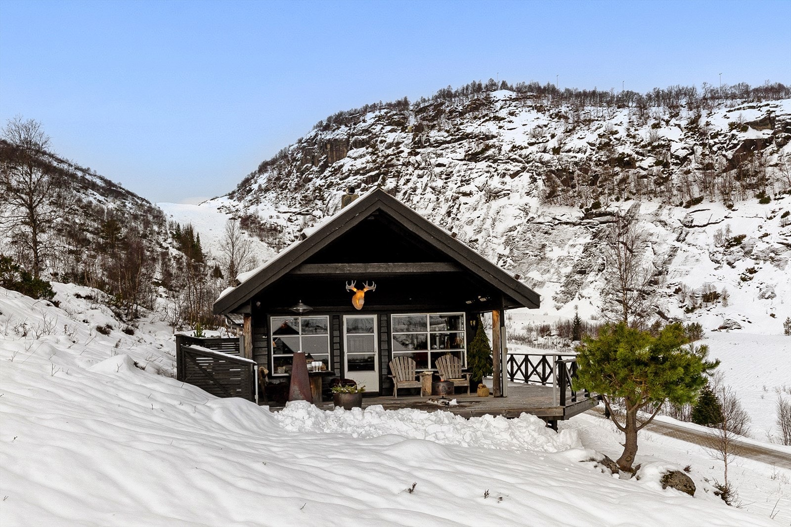 Romslig og skjermet terrasse med vidstrakt utsikt og strålende solforhold. God avstand til andre hytter. Et flott uterom og invitere besøk. Terrasse på nedsiden med jacuzzi og utsikt, samt siste kveldssol på motsatt side. Galleribilde