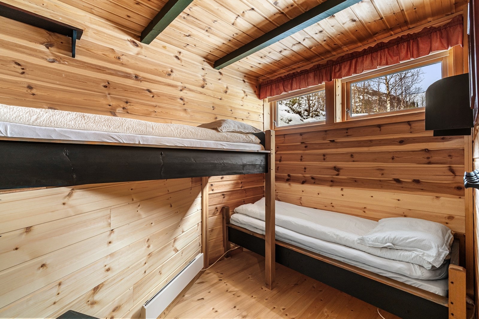 Soverom innredet og ikke byggemeldt. Benyttet av nåværende eier med flere sengeplasser. Galleribilde