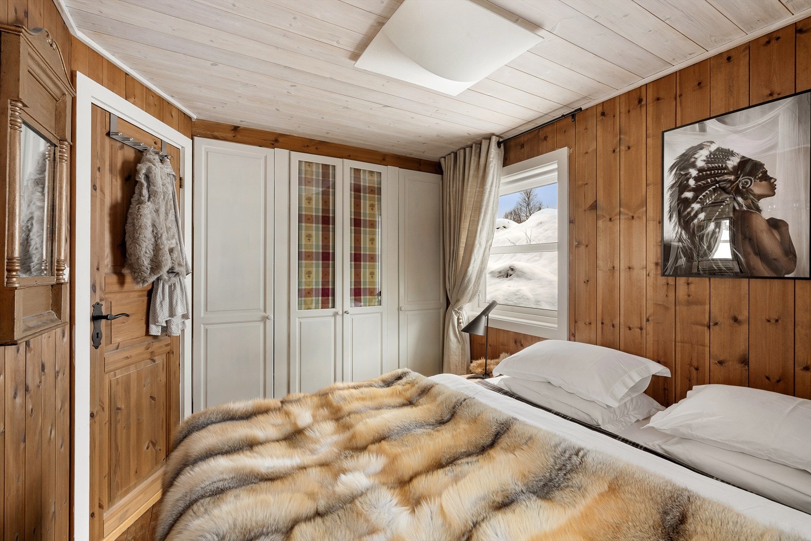 Ett av flere soverom. Romslig og god garderobe. Galleribilde