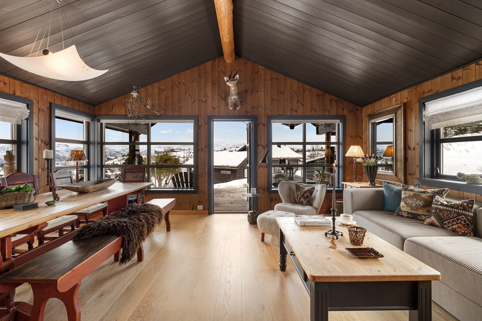 Fra tv-stuen kommer du videre til dagligstuen og spisestuen. Rikelig med store vindusflater på alle sider slipper inn mye naturlig lys og skaper en herlig atmosfære og lar utsikten komme til sin rett. Galleribilde