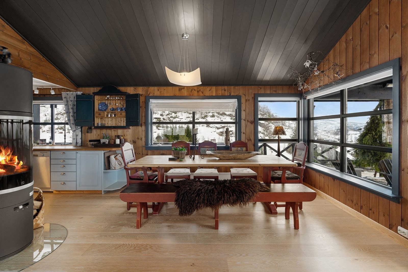 Sosial løsning og svært praktisk. Den nydelige utsikten har du både fra spisebordet, sofagruppen, som kokk eller på terrassene og jacuzzien. Galleribilde