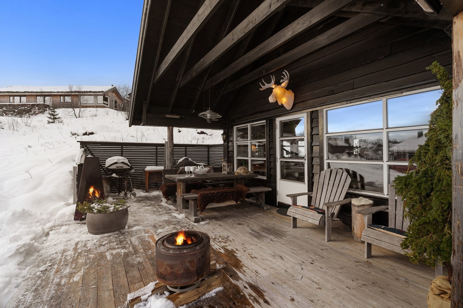 Et flott uterom som innbyr til besøk. Romslig og skjermet terrasse med vidstrakt utsikt og strålende solforhold. Terrasse på nedsiden med jacuzzi og utsikt, samt siste kveldssol på motsatt side. Galleribilde