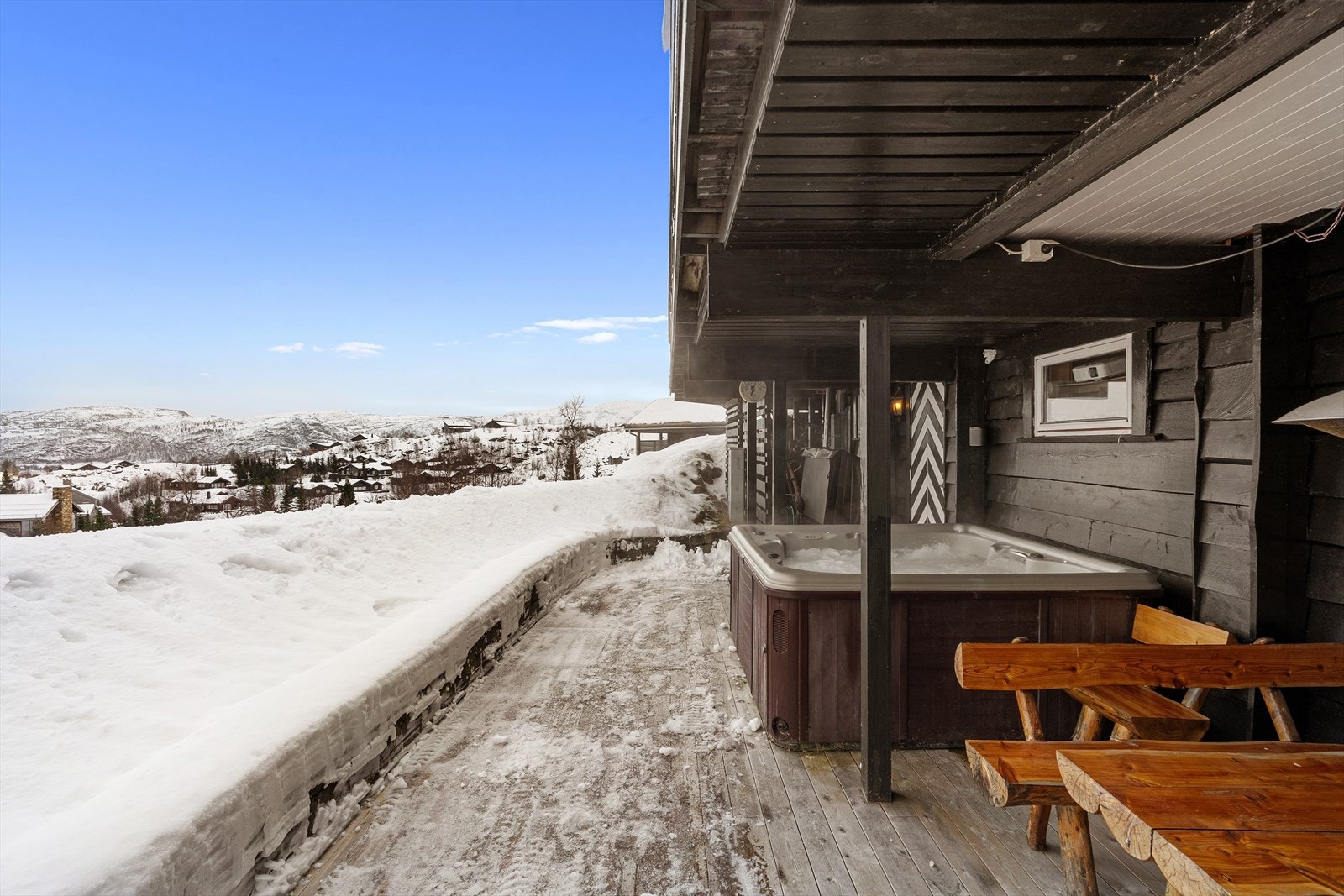 Terrasse med egen inngang underetasjen. Jacuzzi med utsikt og private omgivelser uten innsyn. Ekstra lagring under terrasse og vedbod i bakkant. Galleribilde