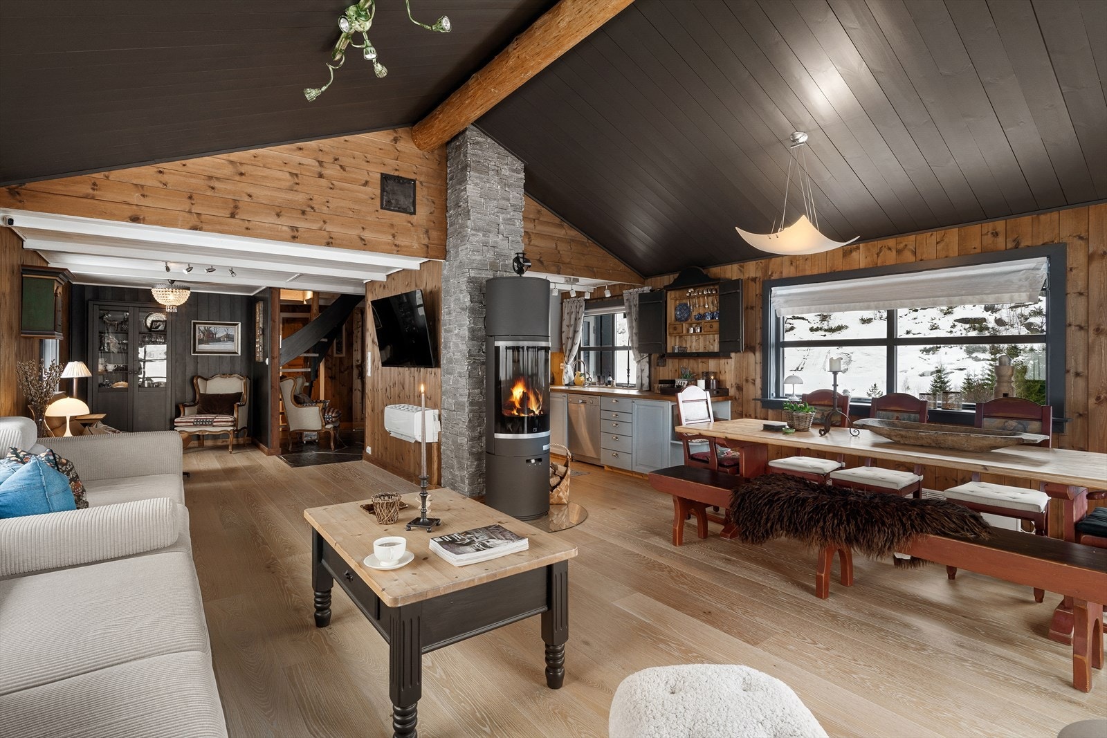 En åpen løsning på hovedstue og kjøkken. Likevel trukket fint tilbake i hestesko for en naturlig fordeling av soner. Gjennomgående naturlig lys. Varmepumpe med app styring og en delikat peisovn for ekstra kos og varme. Galleribilde