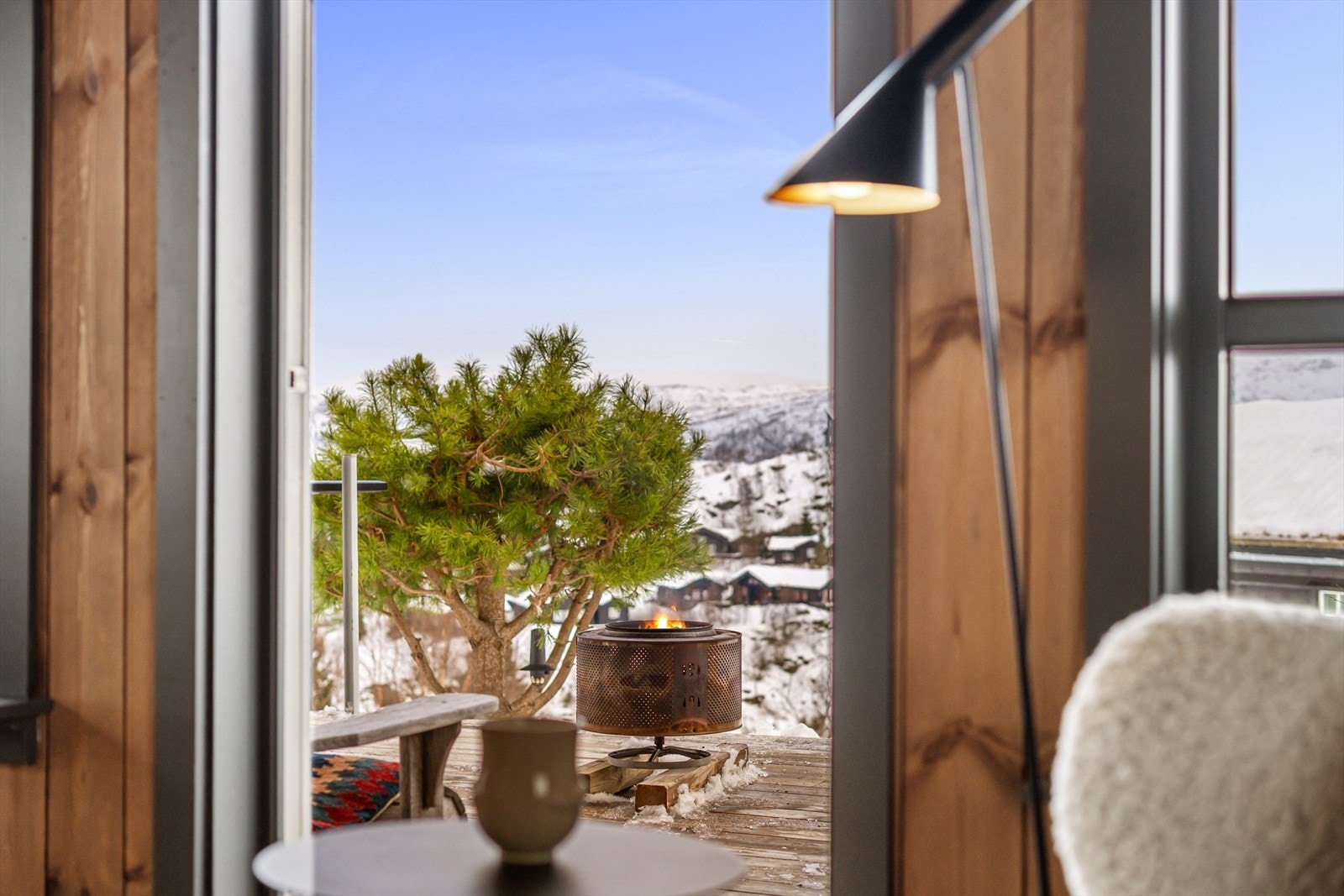 Utsikten nytes inne så vel som ute - og tilgangen ut er enkel. Galleribilde