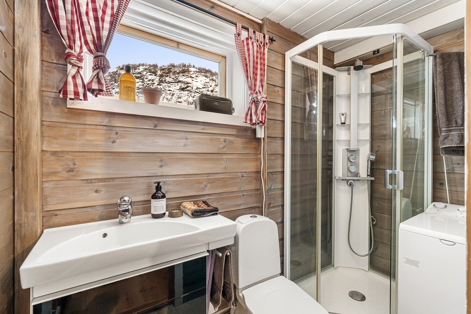 Bad i underetasjen med opplegg for vaskemaskin. Galleribilde