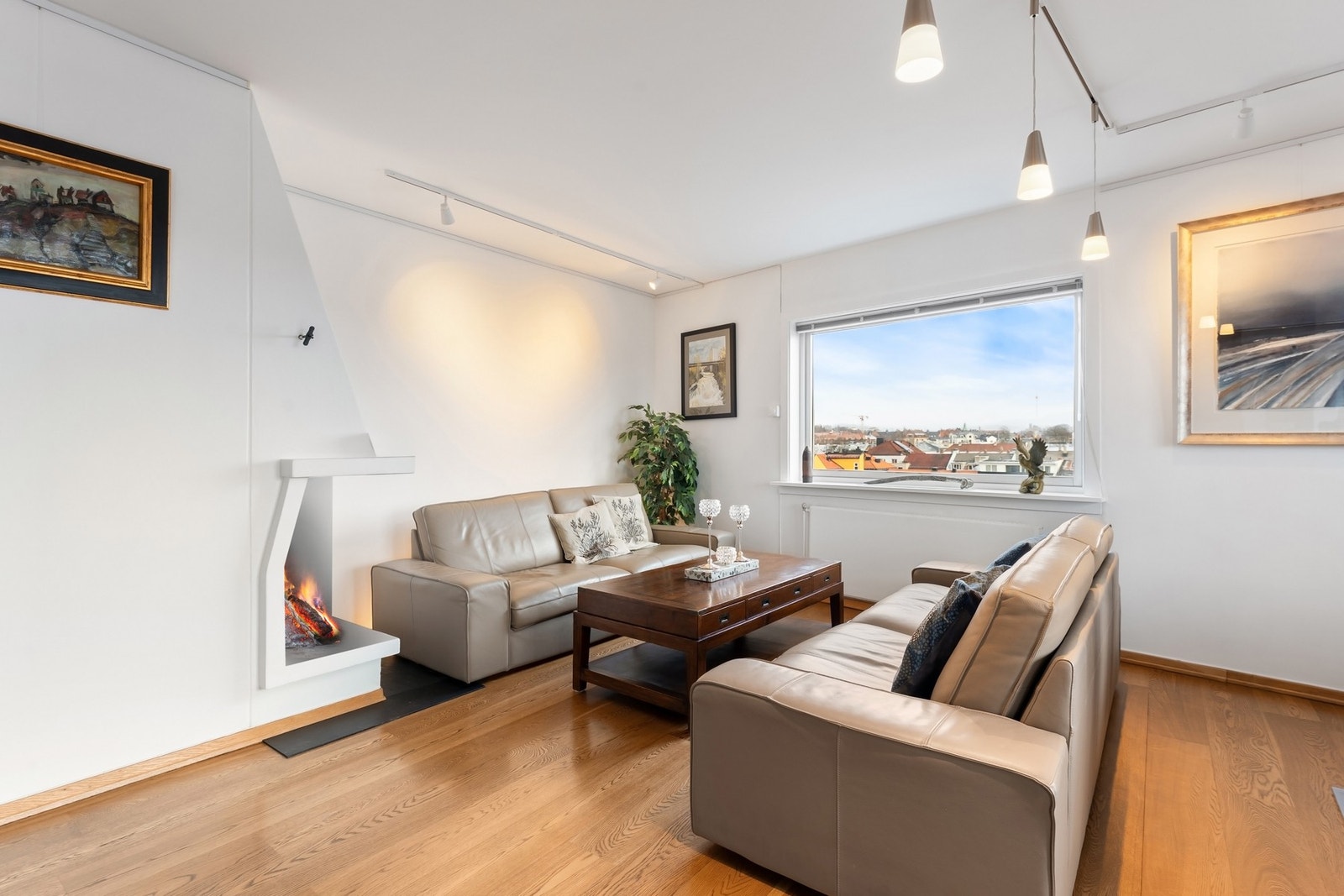 Store vindusflater gir rikelig med naturlig lys og en luftig romfølelse, samt fin utsikt over nærområdet. Galleribilde