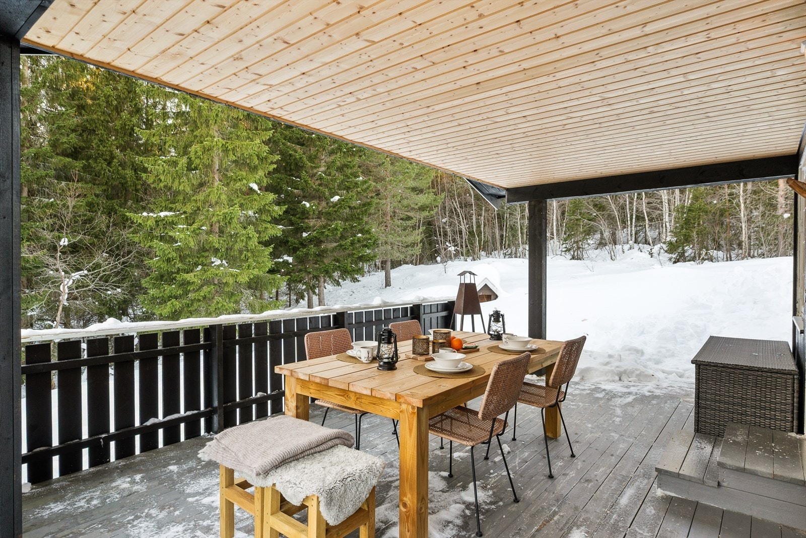 Terrassen er delvis takoverbygd og har god plass for spisebord. Galleribilde