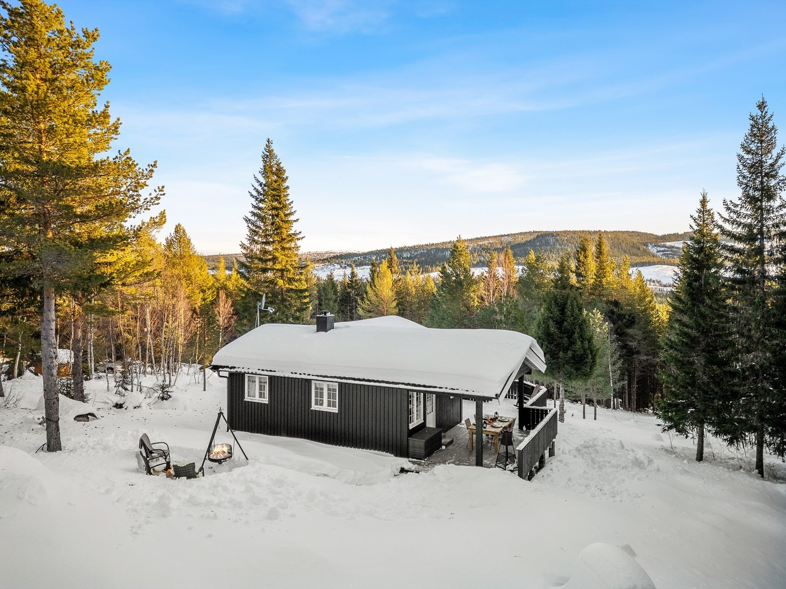 Eiendommen byr på naturskjønne uteområder med utsikt og skog. Galleribilde