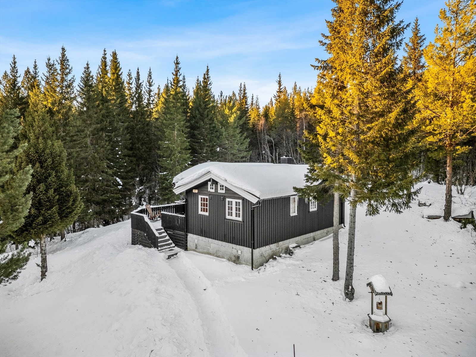 Hytta er oppført på ringmur med lufting. Galleribilde